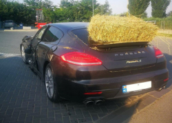 Porsche, столкнувшись в Чимишлии, "искупался" в сене