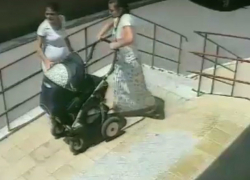 Дерзкое похищение детской коляски беременной женщиной с подругой в столице попало на видео