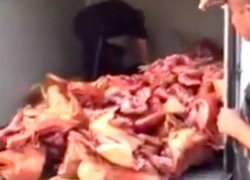 Опасную свинину и подозрительных мужчин на Центральном рынке  сняли на видео