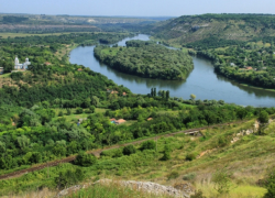 Взрывоопасных веществ не нашли, а работника посольства России выслали