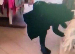 Видеокамеры одного из магазинов одежды в столице запечатлели момент беззастенчивой кражи