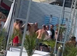 Драка из-за песни на русском языке на курорте в Румынии - трое молодых людей угодили в больницу