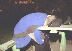 Сидящий за столом труп мужчины испугал прохожих на Ботанике