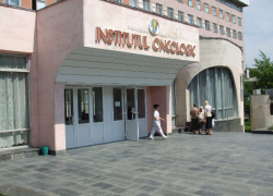 Крупную взятку с неизлечимо больного пациента потребовал врач онкологического института в Кишиневе