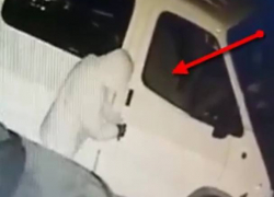 Момент угона подростками микроавтобуса в Дурлештах попал на видео