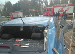 Сорванная с одной из кишинёвских бензозаправок крыша упала на автомобили и повредила их