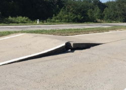 Аномальная жара подняла бетон на трассе в Молдове