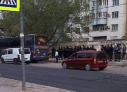 «Камни летели во всех людей»: атаку автобуса фанатов «Зимбру» сняли на видео