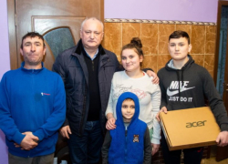Додон оказал помощь двум многодетным семьям из Молдовы