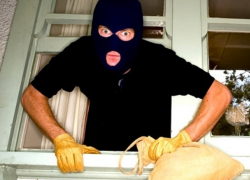 Домушники украли сейф с оружием и драгоценностями, прихватив снявшие их камеры наблюдения 