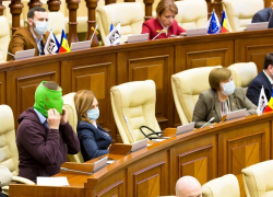 Новый фейшн от Алайбы - депутат нашел крутой аксессуар к зеленым штанам