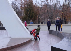 Афганский мемориал в Кишиневе - свастики, непристойные граффити и не смотрящие за детьми родители