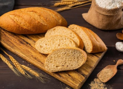 В Кишиневе люди стоят за социальным хлебом, занимая очередь с шести утра