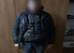 Молодого человека, нападавшего на женщин в Кишиневе, схватили и показали на видео