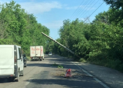 Искореженный автомобиль и пугающе накренившийся столб при ДТП в Кишиневе сняли на видео