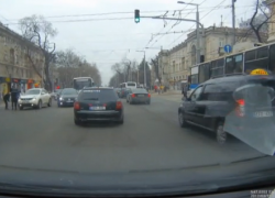 В Кишиневе на глазах полицейского на пешеходном переходе сбили женщину 