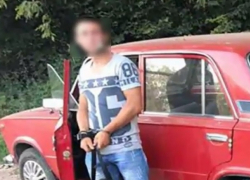 Серийного угонщика советских автомобилей схватили в столице и показали на видео