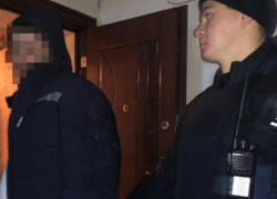 Одессит открыл стрельбу по прохожим и автомобилям из окна своей квартиры 