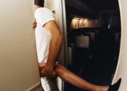 Острый приступ желания вынудил туристов заняться сексом в туалете самолета: пришлось выламывать дверь