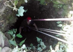 Упавшая в глубокую яму женщина была спасена благодаря очевидцам инцидента