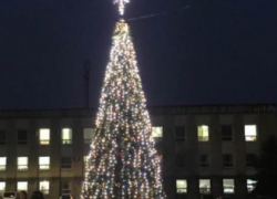 Неизвестные злые чадыр-лунгцы разбили почти все шары на главной елке города