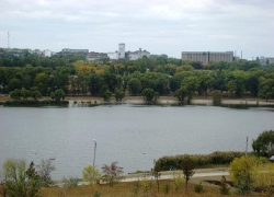 Труп мужчины со следами порезов на руках обнаружили у озера в Бельцах