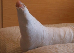 В Бендерах водитель Toyota нагло переехал через ногу молодого отца с ребенком на руках