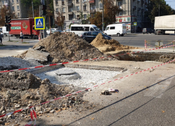 Солдат спит, служба идет: в Кишиневе раскопали поезжую часть и ничего не ремонтируют