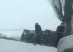 Под Чадыр-Лунгой микроавтобус сорвался с заснеженной дороги