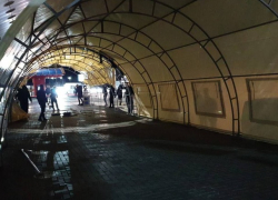 Толпа ожидающих у аэропорта сможет прятаться от ветров в палатках у входа