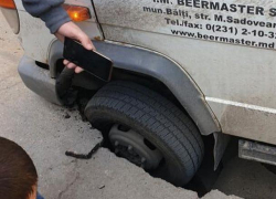 Микроавтобус провалился под асфальт прямо в центре столицы