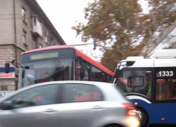 В Кишиневе столкновение троллейбуса и автобуса вызвало грандиозную пробку в центре