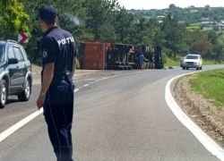 Грузовик с семечками перевернулся, водитель получил многочисленные травмы