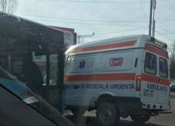 На Ботанике столкнулись рейсовый автобус и машина скорой помощи: есть пострадавшие