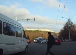 В Кишиневе подросток едва не попал под машину, торопясь к маршрутке