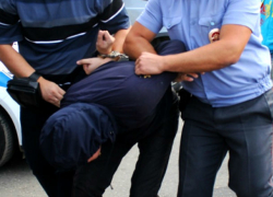 Насилие ногой против полицейского Санкт-Петербурга совершил пьяный мужчина из Молдовы