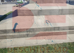 Вандалы испоганили памятник Штефану зеленкой