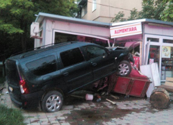 В Кишиневе автомобиль въехал в магазин