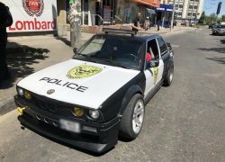В Кишиневе водитель раскрасил свою BMW в цвета полиции и повесил на машину проблесковые маячки