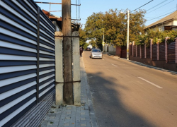 Постоянна аварийная ситуация в Дурлештах: столб на тротуаре