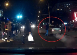 Опасный маневр: мужчина за рулем автомобиля Mercedes чуть не сбил пешеходов на зебре в Кишиневе