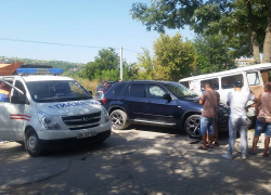 В Яловенах внедорожник BMW столкнулся со "скорой", есть пострадавший