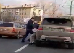 В Кишиневе снова драка - на этот раз прямо под колесами машин