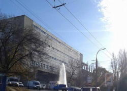 На улице Узинелор бьет фонтан из прорвавшей трубы 