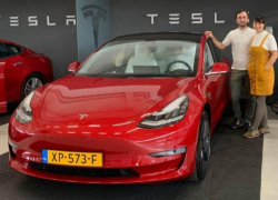 Молдавская семья 3 года ждала заказанный электромобиль Tesla и поделилась первыми впечатлениями от машины