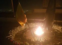 В Вечный огонь воткнули флаги Украины и ветеранов войны в Донбассе для отпугивания националистов