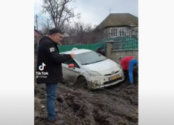 Такси утонуло в грязи Бубуечь