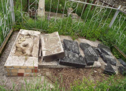 В Сороках за осквернением могил на кладбище пойманы несовершеннолетние