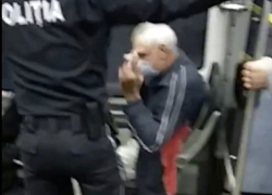 Полицейский угомонил "мурчащего" в столичном троллейбусе