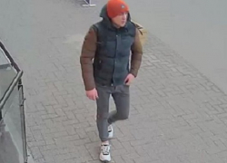 Полиция просит помощи в поиске молодого человека, который украл золотую цепочку